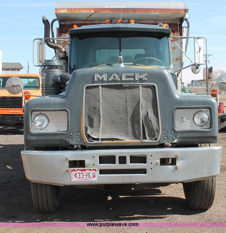 image for item H3604 1985 Mack R686ST dump truck
