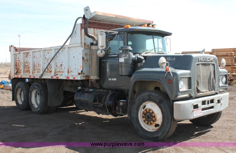image for item H3604 1985 Mack R686ST dump truck