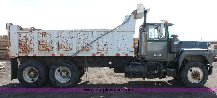 image for item H3604 1985 Mack R686ST dump truck
