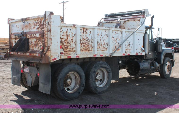 image for item H3604 1985 Mack R686ST dump truck