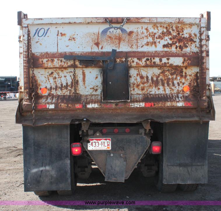 image for item H3604 1985 Mack R686ST dump truck