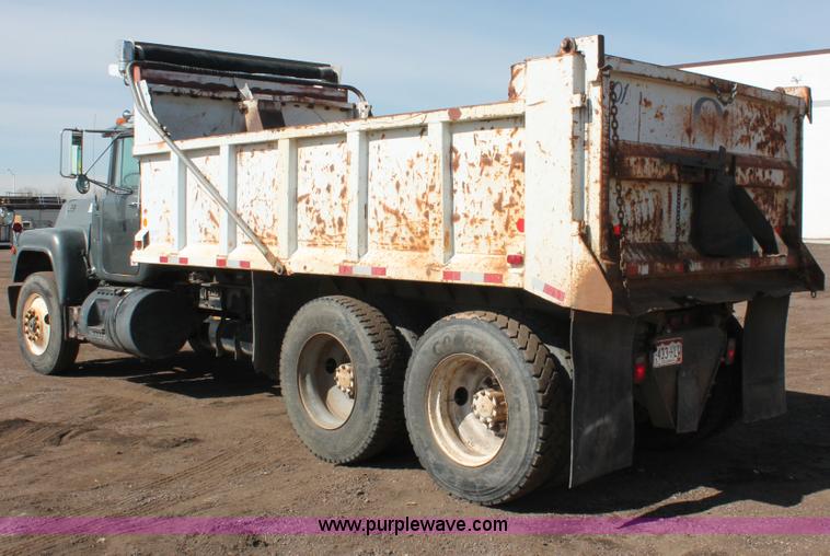 image for item H3604 1985 Mack R686ST dump truck