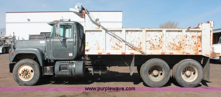 image for item H3604 1985 Mack R686ST dump truck