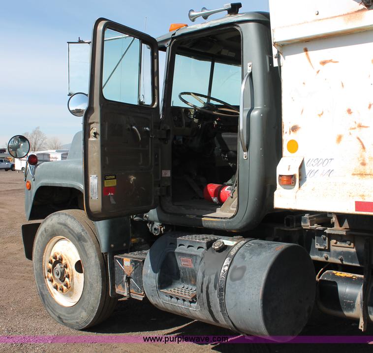 image for item H3604 1985 Mack R686ST dump truck