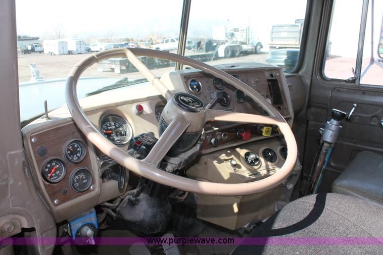 image for item H3604 1985 Mack R686ST dump truck