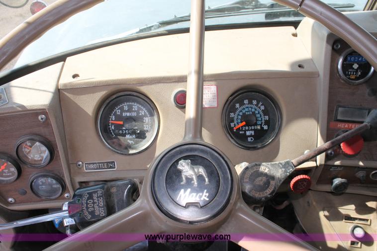 image for item H3604 1985 Mack R686ST dump truck