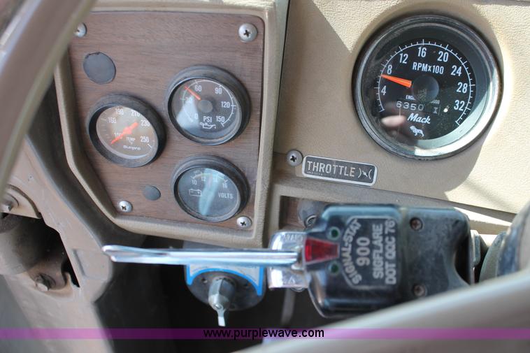 image for item H3604 1985 Mack R686ST dump truck