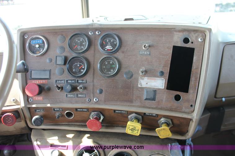 image for item H3604 1985 Mack R686ST dump truck