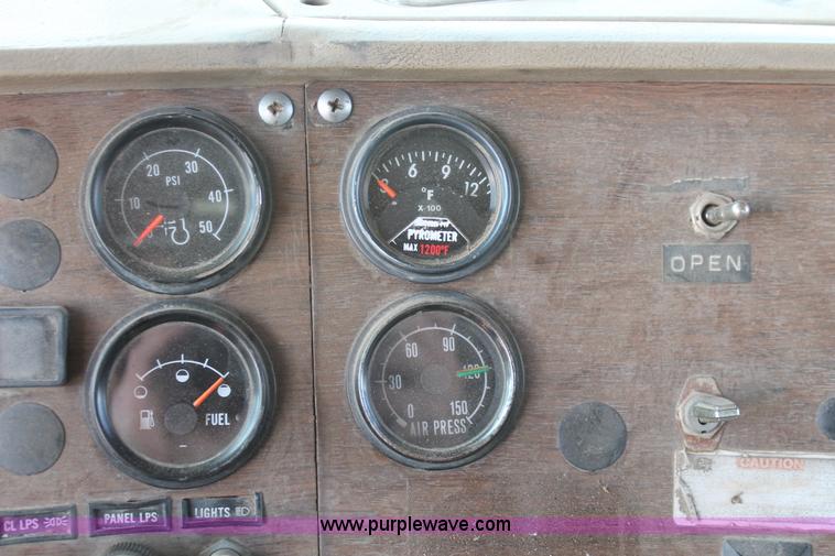 image for item H3604 1985 Mack R686ST dump truck