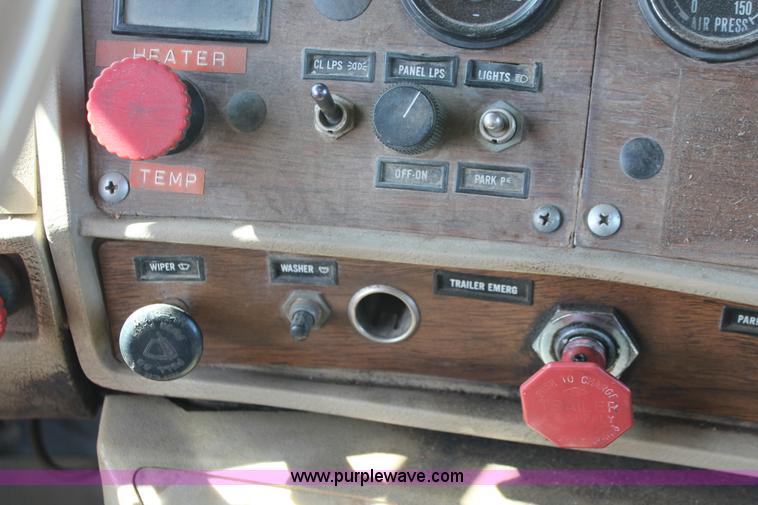 image for item H3604 1985 Mack R686ST dump truck