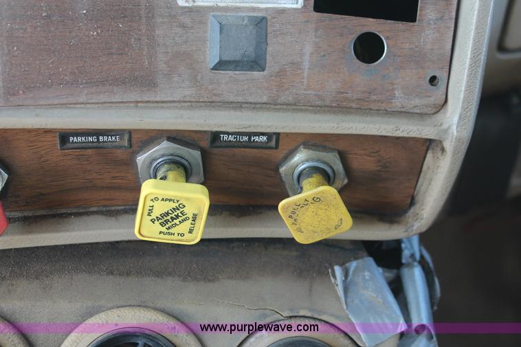 image for item H3604 1985 Mack R686ST dump truck