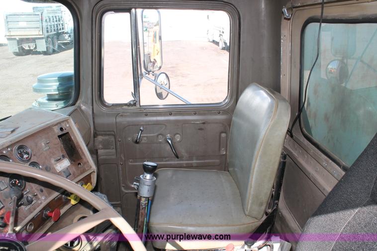 image for item H3604 1985 Mack R686ST dump truck