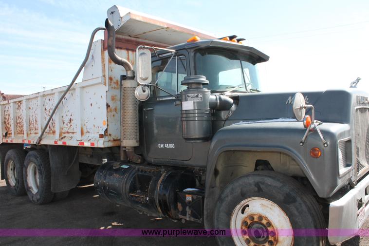 image for item H3604 1985 Mack R686ST dump truck
