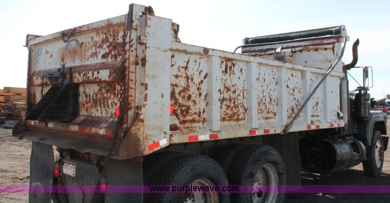 image for item H3604 1985 Mack R686ST dump truck