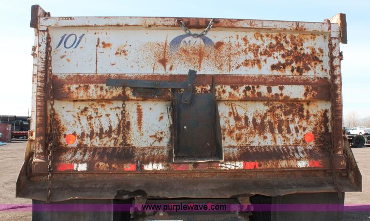image for item H3604 1985 Mack R686ST dump truck