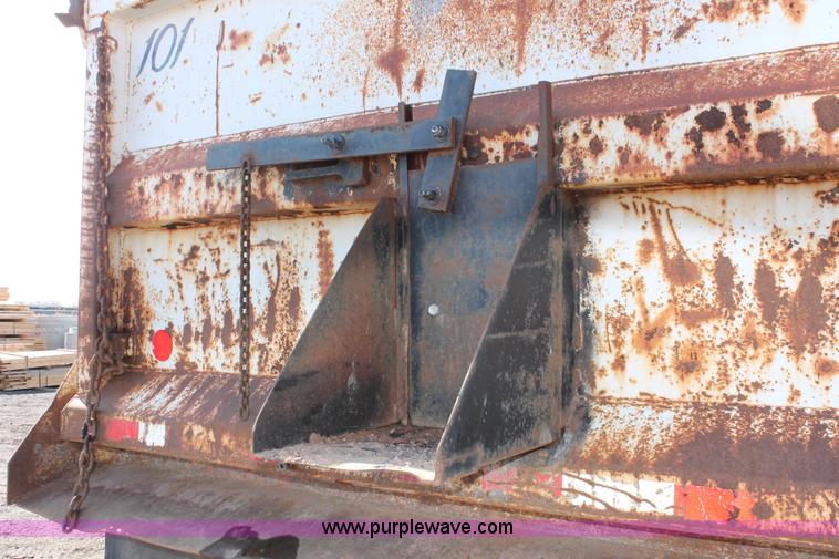 image for item H3604 1985 Mack R686ST dump truck