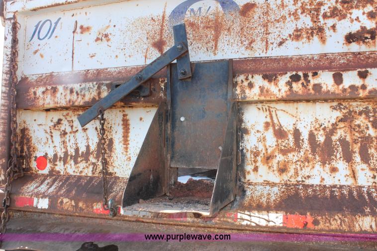 image for item H3604 1985 Mack R686ST dump truck