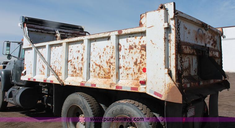 image for item H3604 1985 Mack R686ST dump truck