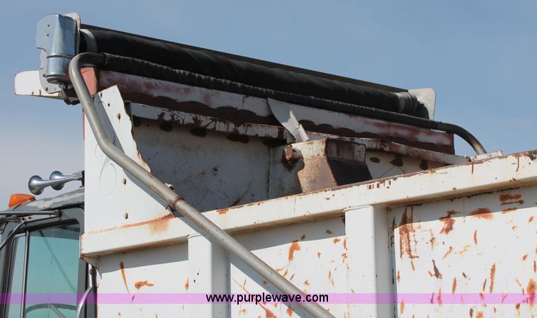 image for item H3604 1985 Mack R686ST dump truck