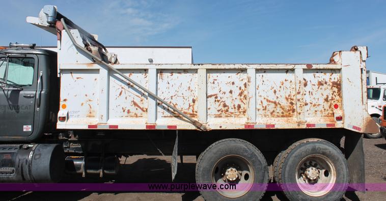 image for item H3604 1985 Mack R686ST dump truck