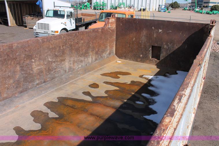 image for item H3604 1985 Mack R686ST dump truck