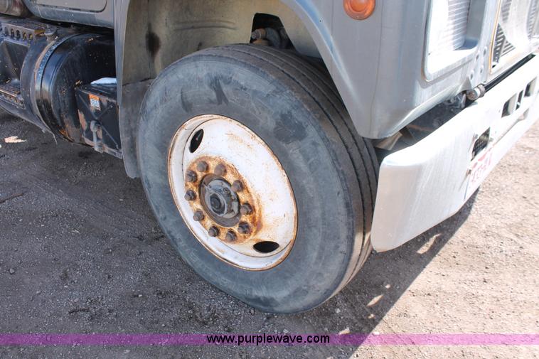 image for item H3604 1985 Mack R686ST dump truck