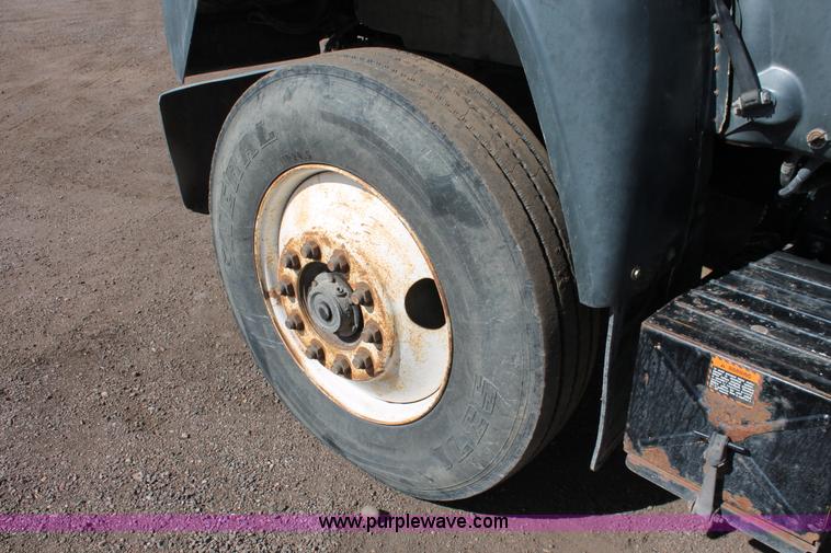 image for item H3604 1985 Mack R686ST dump truck