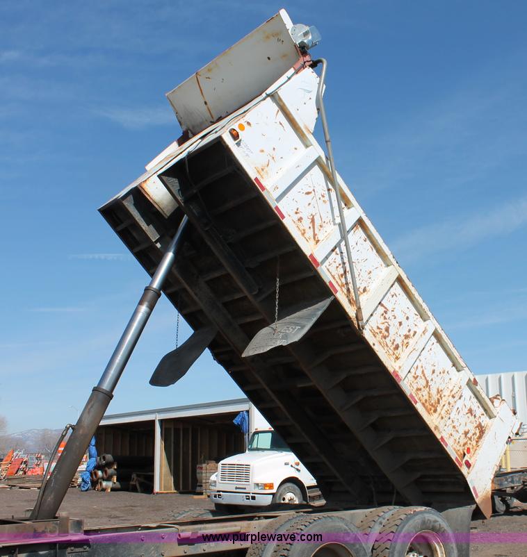 image for item H3604 1985 Mack R686ST dump truck