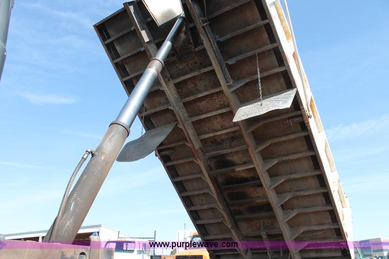 image for item H3604 1985 Mack R686ST dump truck