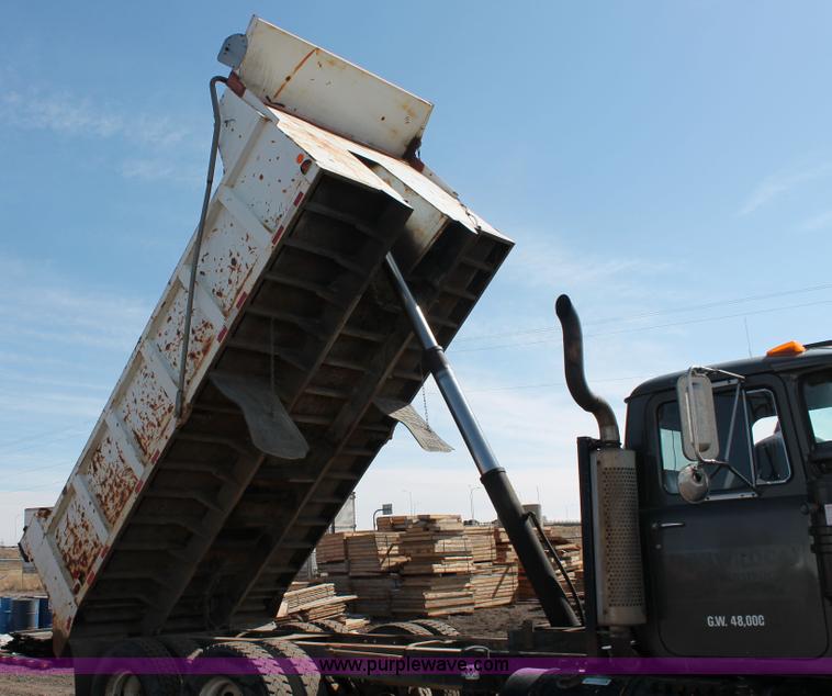 image for item H3604 1985 Mack R686ST dump truck