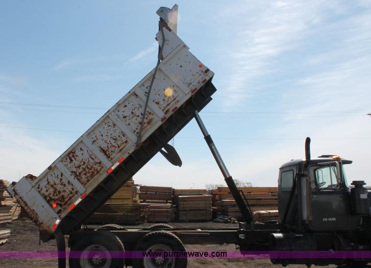 image for item H3604 1985 Mack R686ST dump truck