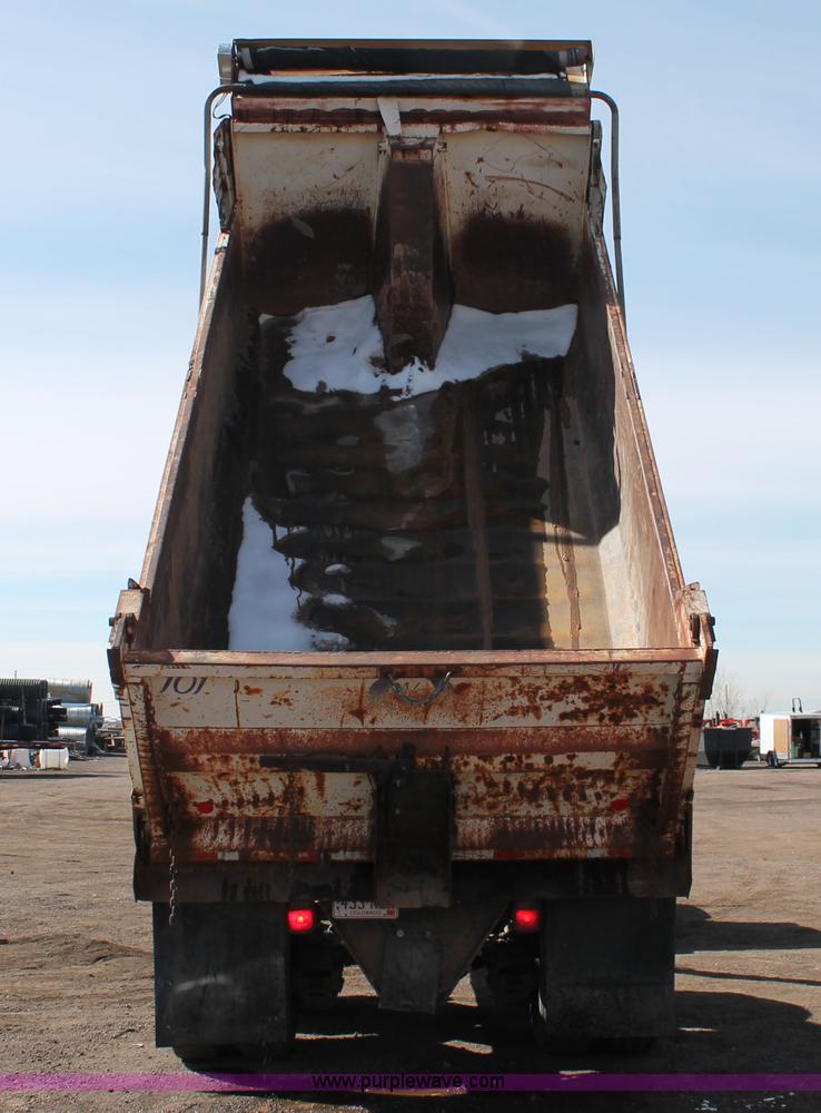image for item H3604 1985 Mack R686ST dump truck