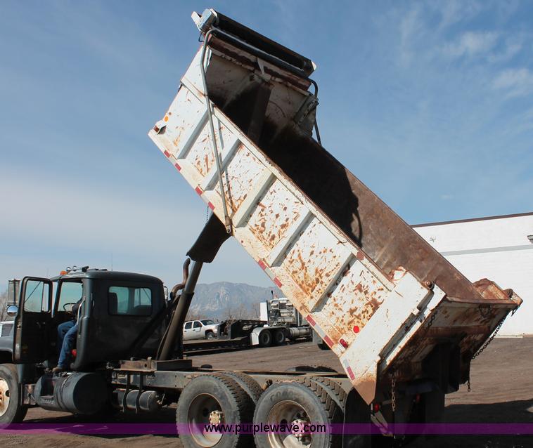 image for item H3604 1985 Mack R686ST dump truck