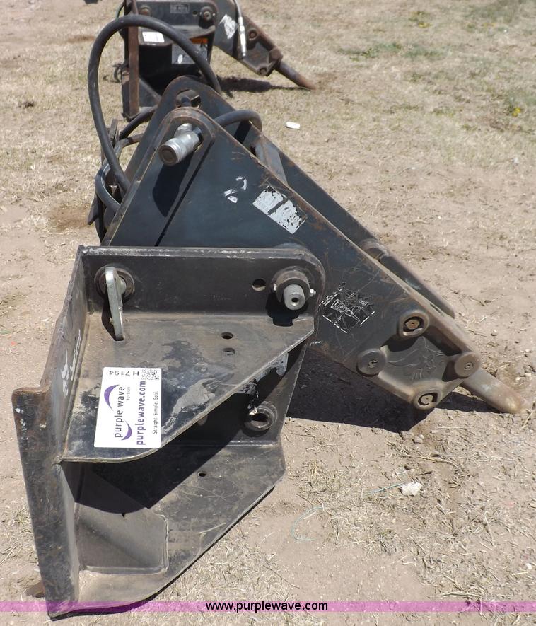 image for item H7194 1999 Bobcat 2570 hydraulic breaker