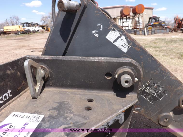 image for item H7194 1999 Bobcat 2570 hydraulic breaker