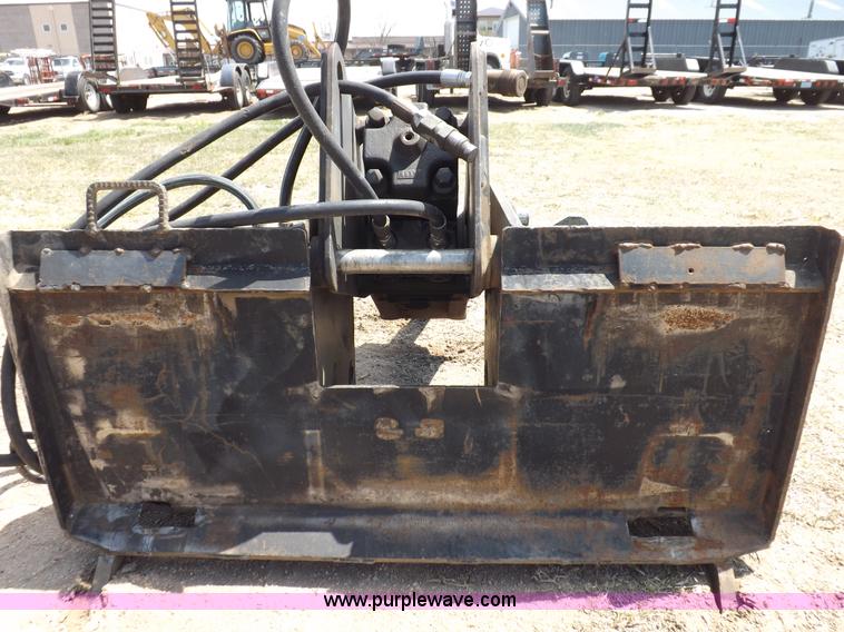 image for item H7194 1999 Bobcat 2570 hydraulic breaker