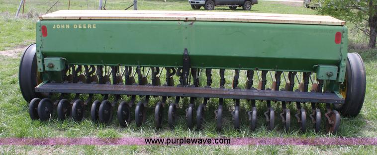 image for item AA9027 John Deere 8350 drill