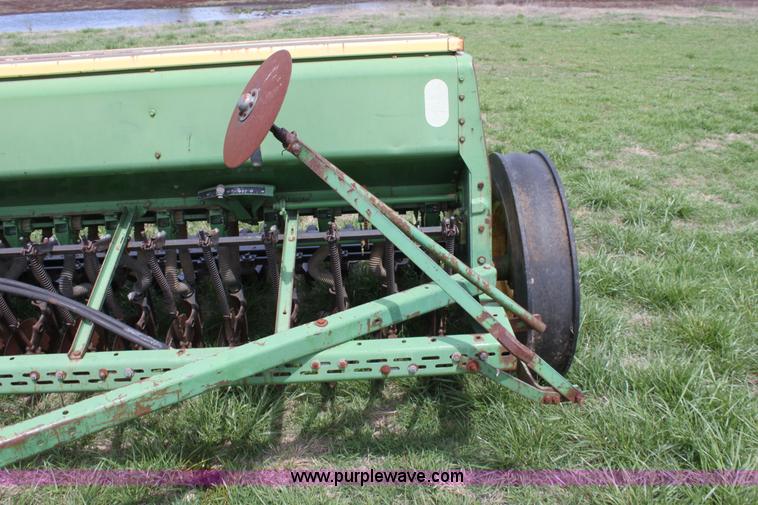 image for item AA9027 John Deere 8350 drill