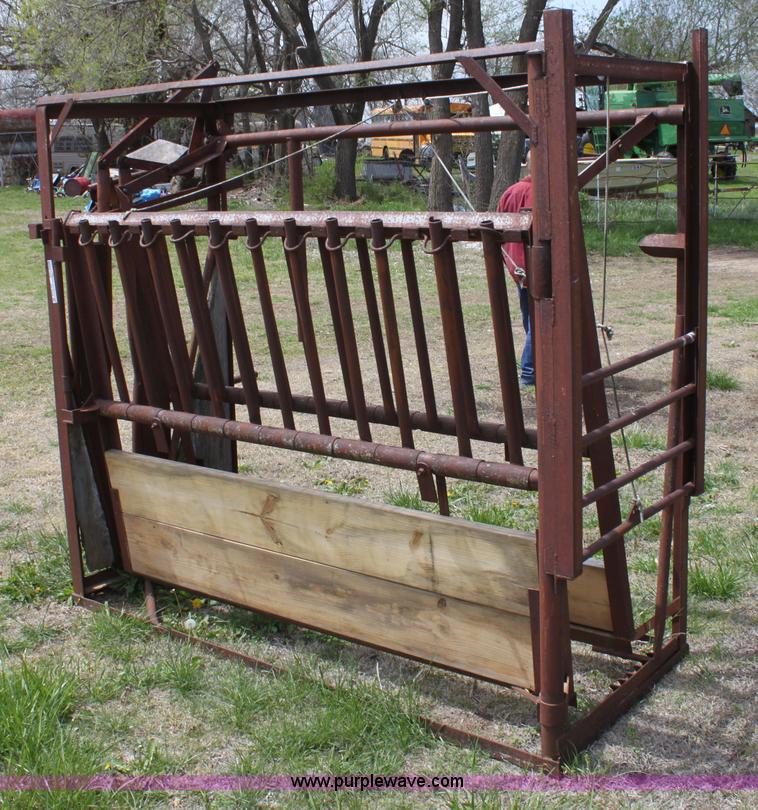 image for item AA9029 Cattle squeeze chute