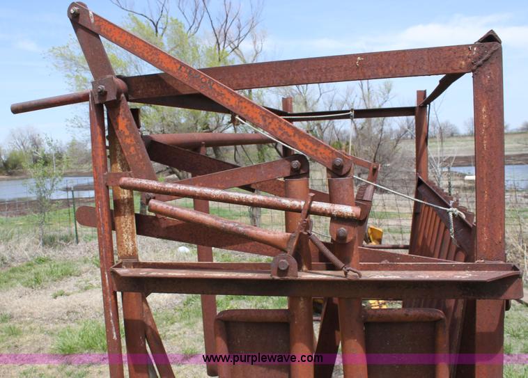 image for item AA9029 Cattle squeeze chute