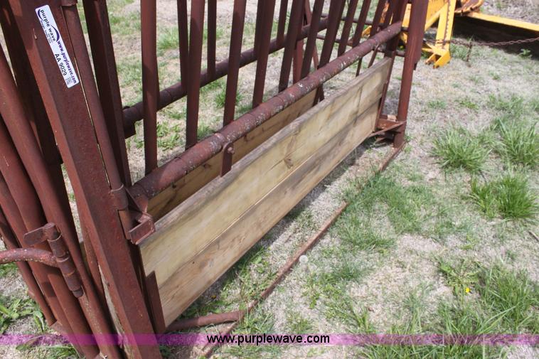 image for item AA9029 Cattle squeeze chute