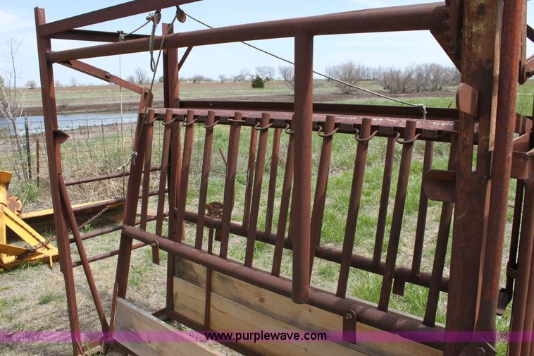image for item AA9029 Cattle squeeze chute