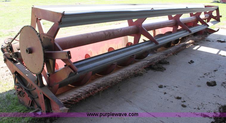 image for item AA9039 International 810-24 24' combine header