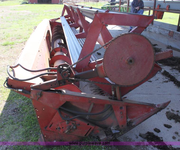 image for item AA9039 International 810-24 24' combine header