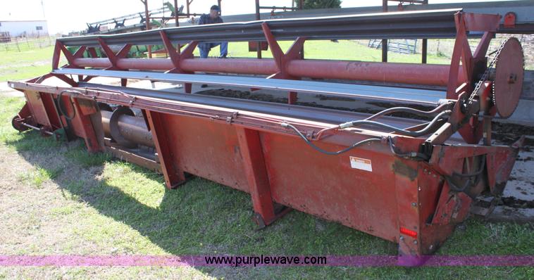 image for item AA9039 International 810-24 24' combine header