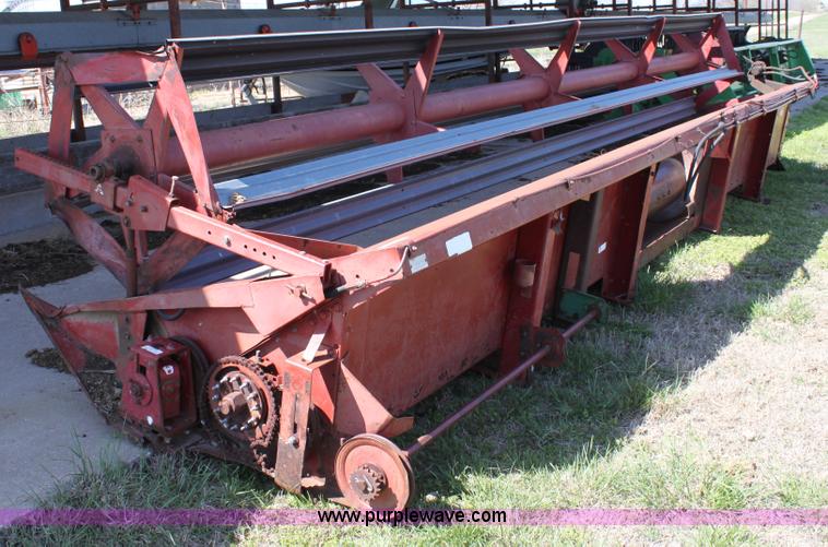 image for item AA9039 International 810-24 24' combine header