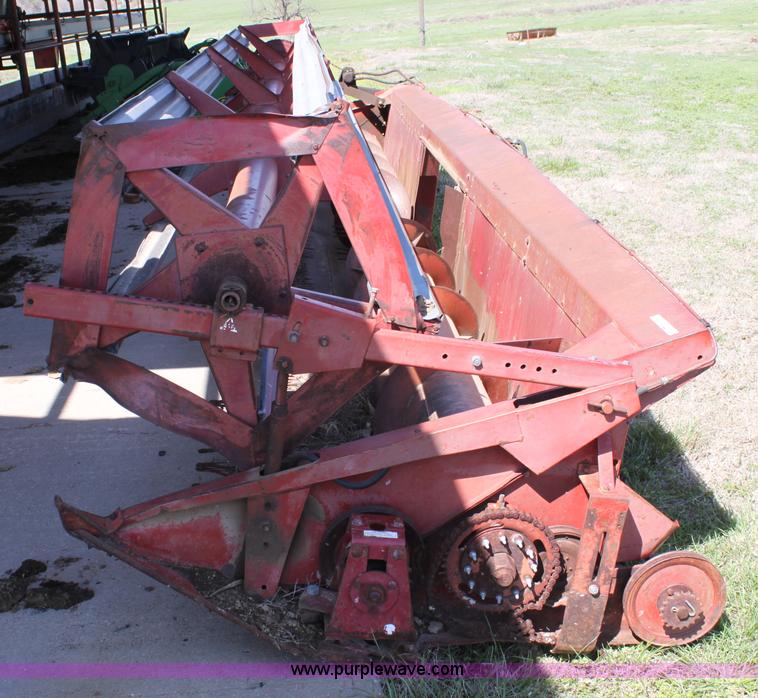 image for item AA9039 International 810-24 24' combine header