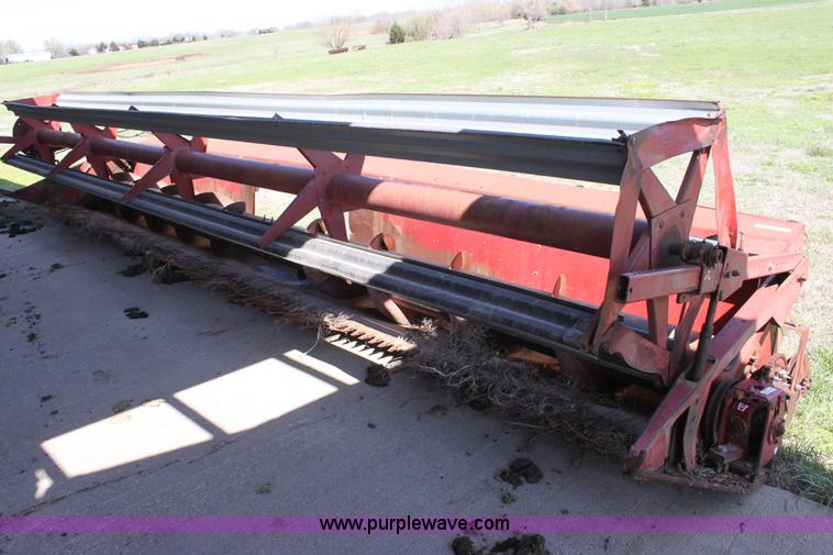image for item AA9039 International 810-24 24' combine header