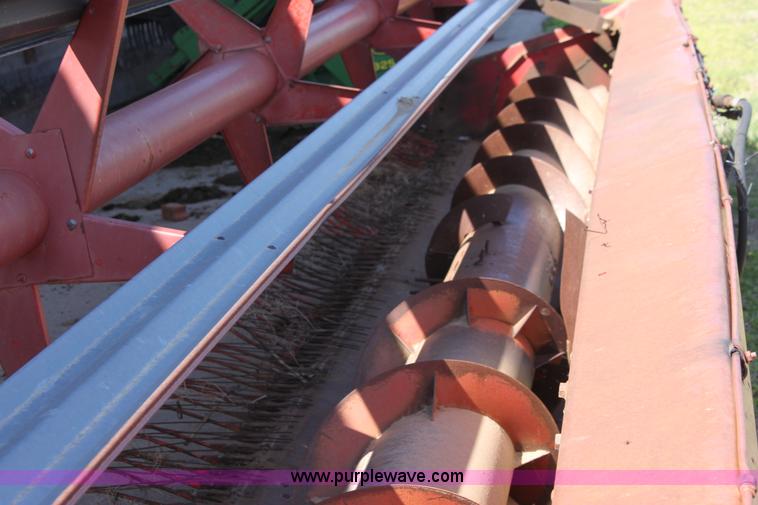 image for item AA9039 International 810-24 24' combine header