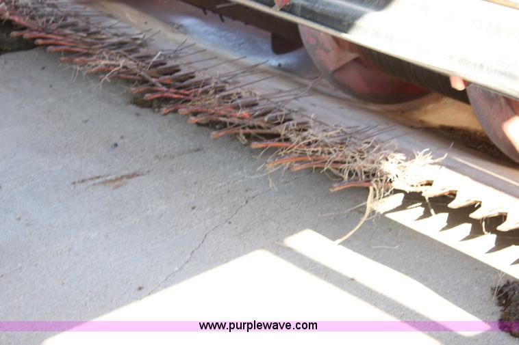 image for item AA9039 International 810-24 24' combine header